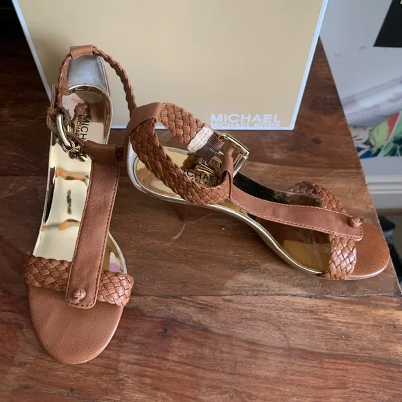 Micheal Kors size 8 sandal - Picture 2 of 2